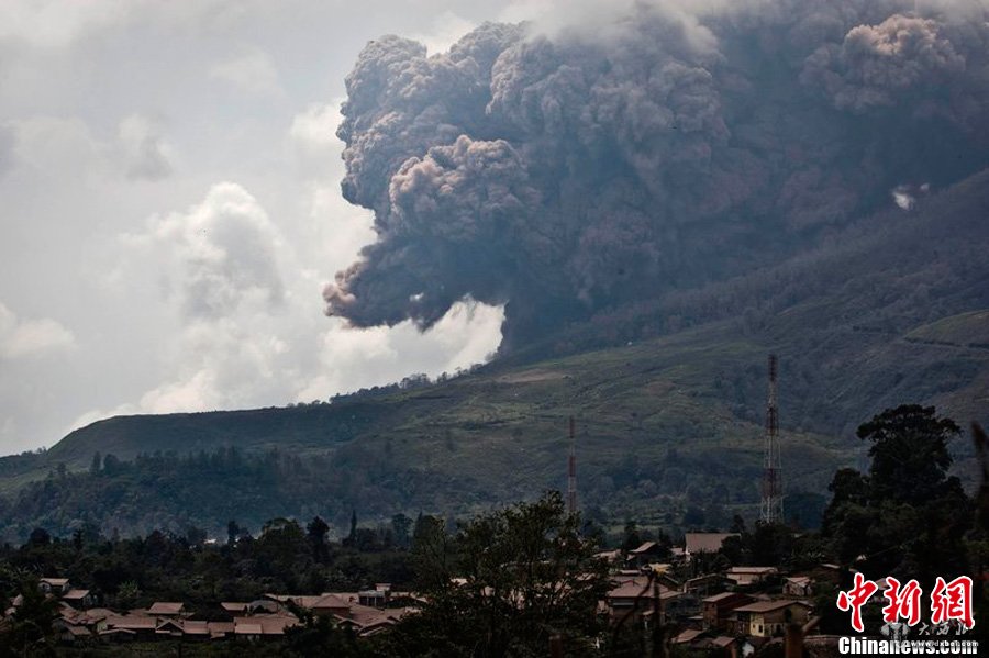 印尼锡纳朋火山喷发 火山灰如尘暴来袭（高清组图）