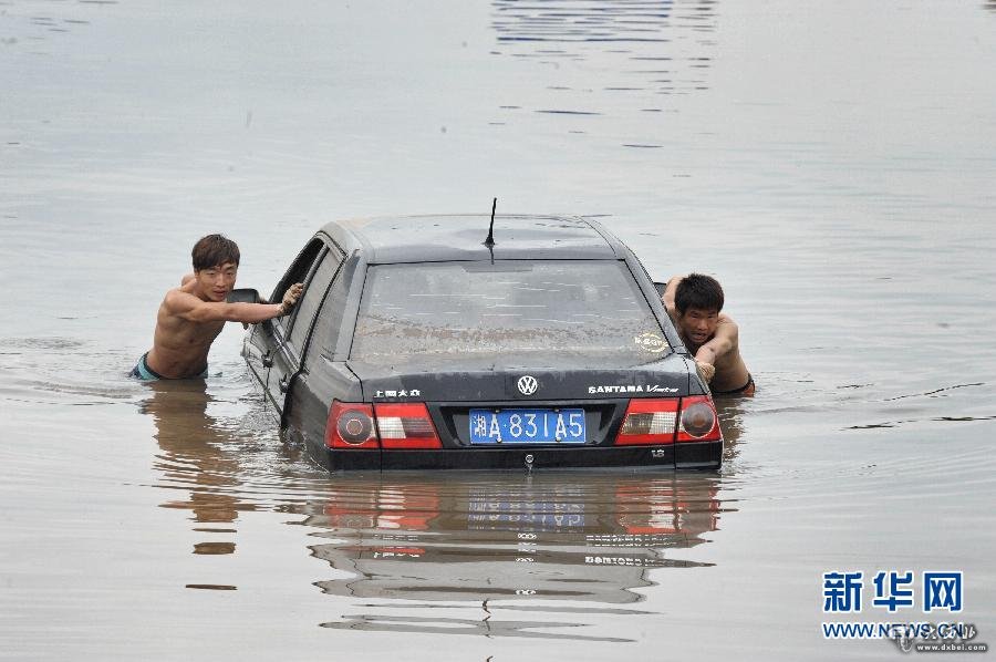 长沙：暴雨袭城水淹车