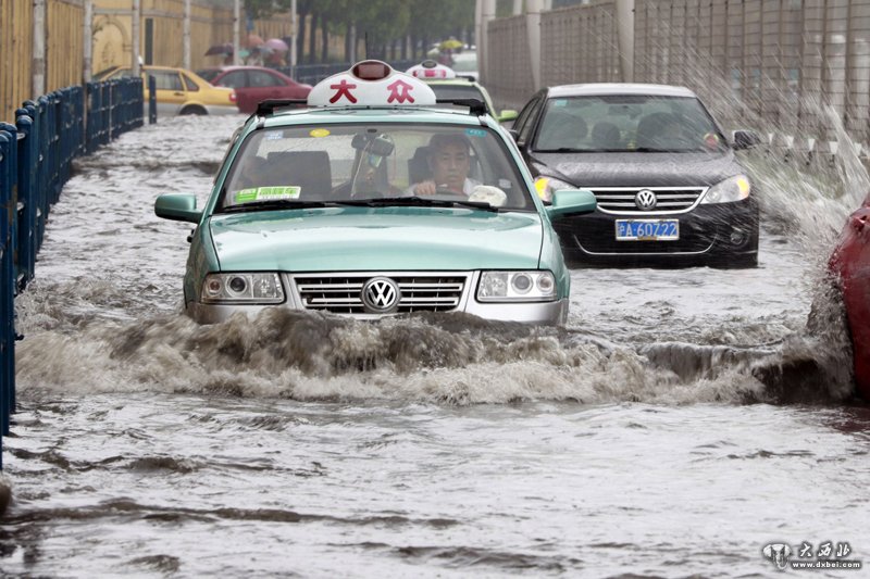 台风“天鹅”致上海暴雨袭城局部交通受影响