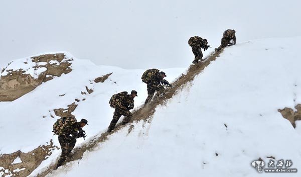 新疆武警边防新兵深山长途拉练 风雪砥砺磨练意志