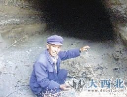 李德功老人介绍“库存”废铁渣。