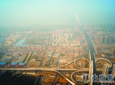 遥控航拍二七长江大桥。记者 齐翔 通讯员 吴波 摄