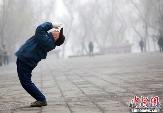 资料图：12月22日，山西太原，民众在雾天里晨练。在12月21日举行的2012年中国环境保护工作会议上，环保部部长周生贤表示，明年起，北京、天津、河北和长三角、珠三角等重点区域以及直辖市和省会城市将开展PM2.5和臭氧监测。中新社发 韦亮 摄