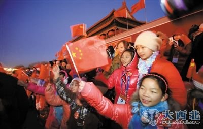 昨日早晨7时11分许，天安门观礼台，来自重庆和河北的小学生们等候升旗仪式开始。本报记者 王贵彬 摄