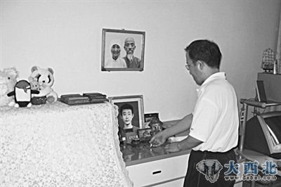 去年8月3日，药庆卫在西安的家中，桌上摆放着自己儿子药家鑫的遗像。本报资料图片 孔璞 摄
