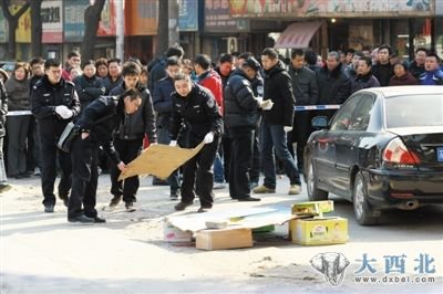 昨日上午，警方在处置案发现场。当日9时40分，南京下关区和燕路一农业银行门前发生劫案，一男子中枪身亡。郭新 摄