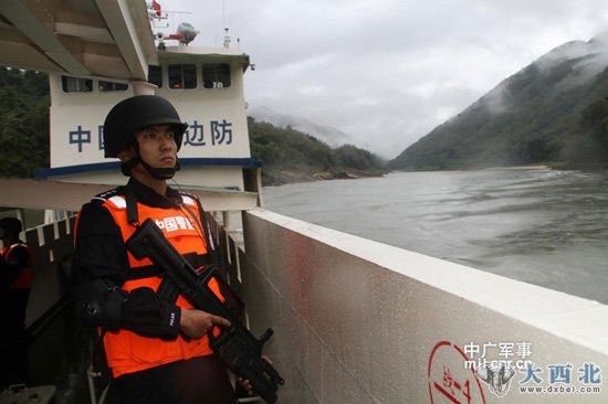 中国边防警察荷枪实弹巡视湄公河
