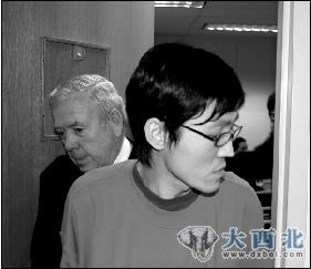 2007年3月2日，李东哲在温哥华接受加拿大移民当局的拘留聆讯。 图/中新