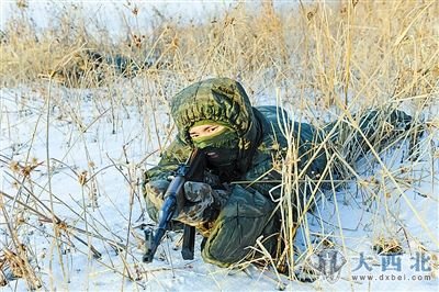 身着单兵携行分体式复合纤维电热防寒装备的战士在雪地执行潜伏任务 郭良生摄 