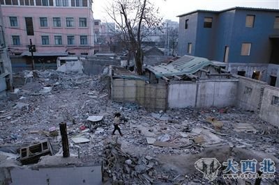 一名小女孩从废墟上走过。位于东城区北总布胡同24号院的“梁林故居”已被拆除。新京报记者 孙纯霞 摄