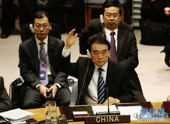 资料图：中国代表在联合国叙利亚问题表决投票中投下反对票。