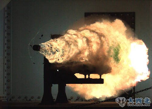 　　资料图：美国军方在2008年进行的电磁炮发射试验。