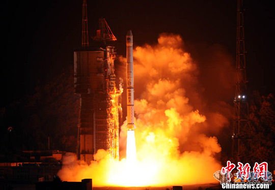 资料图：2011年12月2日清晨，中国在西昌卫星发射中心用“长征三号甲”运载火箭，成功发射中国第十颗北斗导航卫星。孙自法 摄