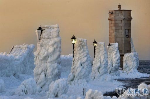 在克罗地亚亚得里亚海沿海城市，灯柱被冰雪覆盖。