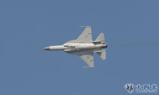 资料图：巴基斯坦飞行员驾驶的“JF-17”“枭龙”战斗机进行飞行表演。