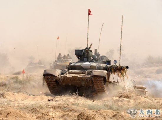 资料图：印度进口的俄制T-90主站坦克参加演习。