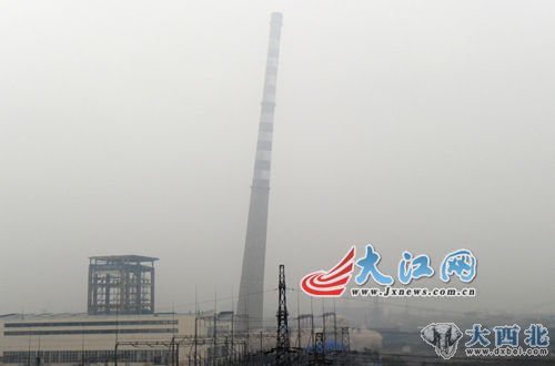南昌发电厂厂长一声令下，210米高的烟囱被爆破。来源：大江网