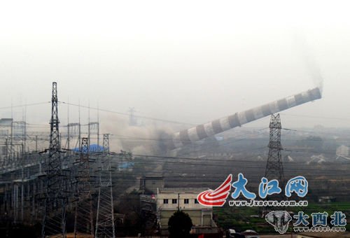 210米高的烟囱被爆破瞬间 来源：大江网