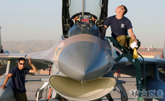2003年红旗军演中，以色列空军地勤人员正在检查一架F-16战斗机。