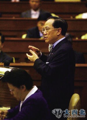 2007年7月，香港特别行政区行政长官曾荫权在立法会大楼会议厅出席立法会会议，回答议员的提问。这是第三届政府开始工作后第一次做答问大会。 资料图片