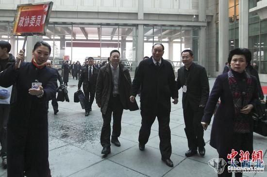 　　3月1日，来自浙江的全国政协委员抵达北京首都国际机场。3月3日，全国政协十一届五次会议将在北京人民大会堂开幕。中新社记者 盛佳鹏 摄 