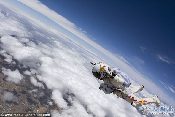 跳下吊舱后大约35秒，鲍姆加特纳便可突破音障，下落速度可超过每小时690英里（约合每小时1110公里）。在距地面不到5000英尺（约合1524米）的高度，他将打开降落伞