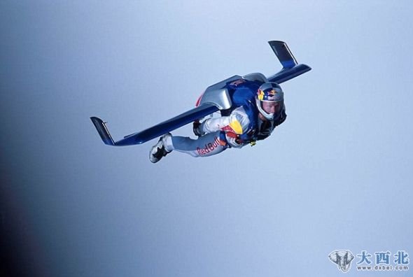 身穿“翼服”的鲍姆加特纳在空中翱翔。从稀薄的地球上层大气层下落过程中，他将突破音速