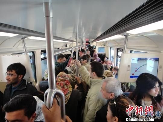 中国轻轨列车在欧洲首次投入载客运营。