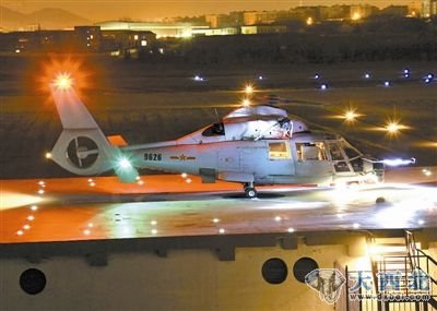 直-9型舰载直升机进行夜间作战训练。冯 志摄 