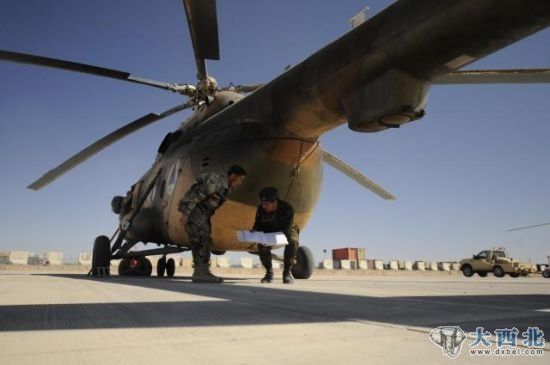 阿富汗军队米-17直升机。
