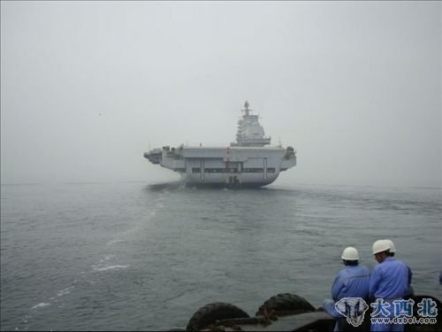 资料图：去年8月，正在试航中的中国航母。