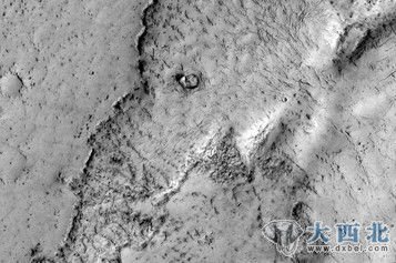 这个突出的火星地形看起来很像一头大象。事实上该图显示的是埃律西昂平原上的熔岩流的边缘，这是火星上最年轻的熔岩区。泛滥成灾的熔岩覆盖了广大地区，曾被认为像洪水一样，它们的流速很快。这张图片是在2012年4月4日公布的