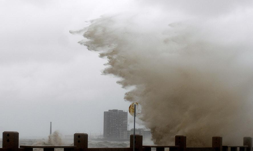 9月19日，乌拉圭蒙得维的亚，高高的海浪冲上岸边。 AP Photo/Matilde Campodonico