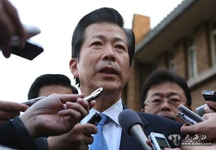图为日本公明党党首山口那津男在接受媒体采访。