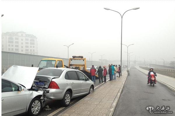 1月31日早晨，北京，冻雨致道路湿滑，望京到太阳宫高架（阜通东大街）100多辆车连环追尾，该路彻底瘫痪