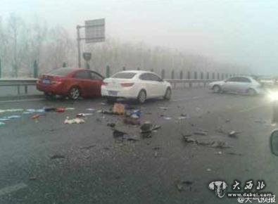 31日北京路面湿滑，能见度差，导致多起车祸。（
