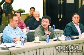 成龙参加政协文艺界别小组会议