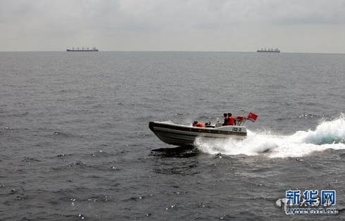 3月21日，在亚丁湾东部海域发现多艘可疑小目标后，特战队员驾驶小艇迅速驶向受威胁商船。饶饶摄
