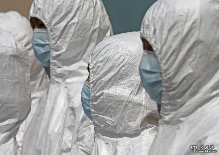 　　目前全国已发现9例H7N9禽流感确诊病例，对此，多地加强防控部署，进入H7N9禽流感防控“备战”状态，以应对病毒来袭。4月3日，山东省青岛市胸科医院，一场应对H7N9禽流感应急演练正在进行。医护人员全副武装。