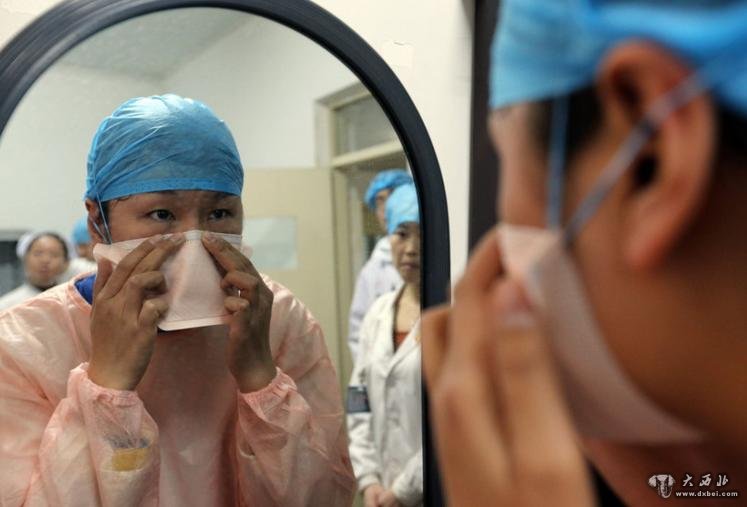 　　4月3日，山东省青岛市胸科医院，一场应对H7N9禽流感应急演练正在进行。医护人员戴上专业防毒口罩。CFP