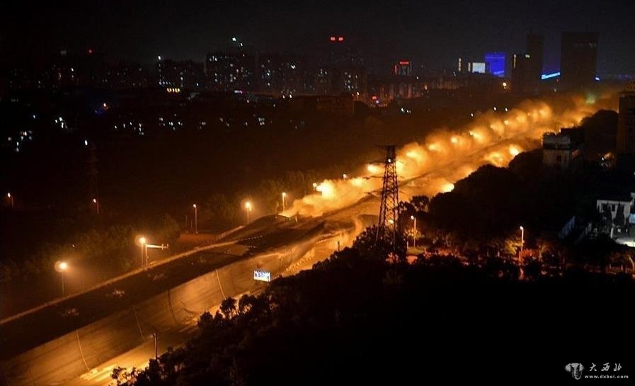 5月18日22时，随着一声爆破声响，长约3．5公里的武汉沌阳高架桥告别了历史舞台。这是目前国内外采用爆破方法拆除的长度最长、环境最复杂、难度最高的钢筋混凝土桥梁。