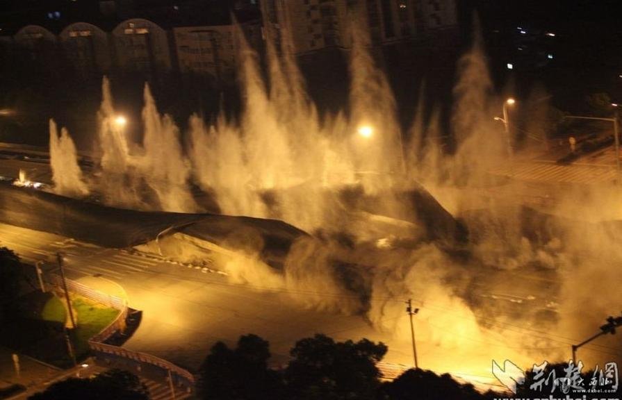 5月18日22时，武汉市汉阳区升官渡至东岳庙沌阳高架桥，成功实施爆破拆除。