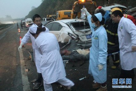 四川高速路罐车追尾10余辆车 已致8人遇难 