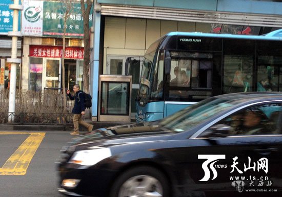 乌鲁木齐：BRT乘客出站“抄近道”安全引担忧