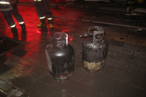 消防官兵火场抢出两枚“炸弹”