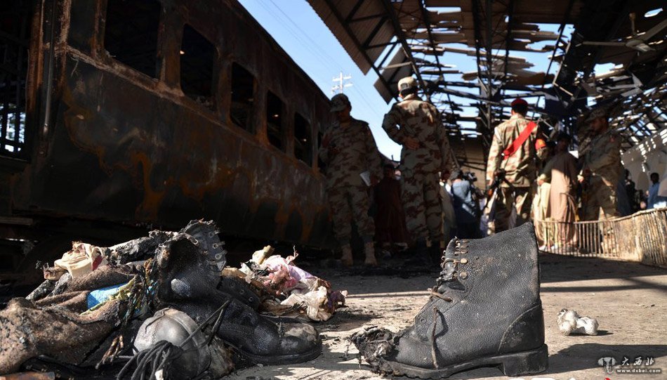 巴基斯坦列车遭炸弹袭击 50余人伤亡(高清组图)