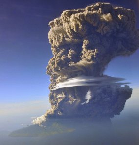 印尼火山爆发 火山灰近2万米高