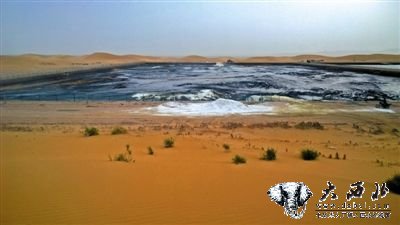 8月31日，记者在阿拉善左旗额里斯镇的腾格里沙漠行进了大约一小时后，看到了包围在沙漠深处的污水池，浓烈得几乎令人窒息的刺鼻气味扑面而来。