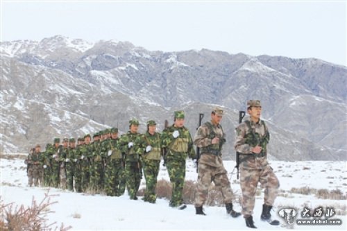 新疆兵团某部民兵检查重要路口巡天山边防（图）