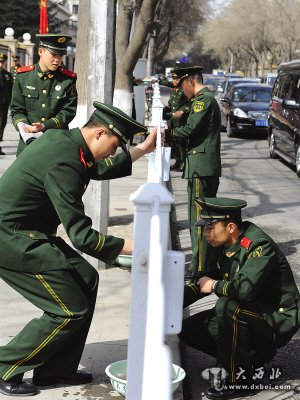 武警兰州支队三大队八中队60余名官兵对公共场所进行了清洗